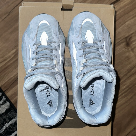 Yeezy 700 - Picture 2 of 5
